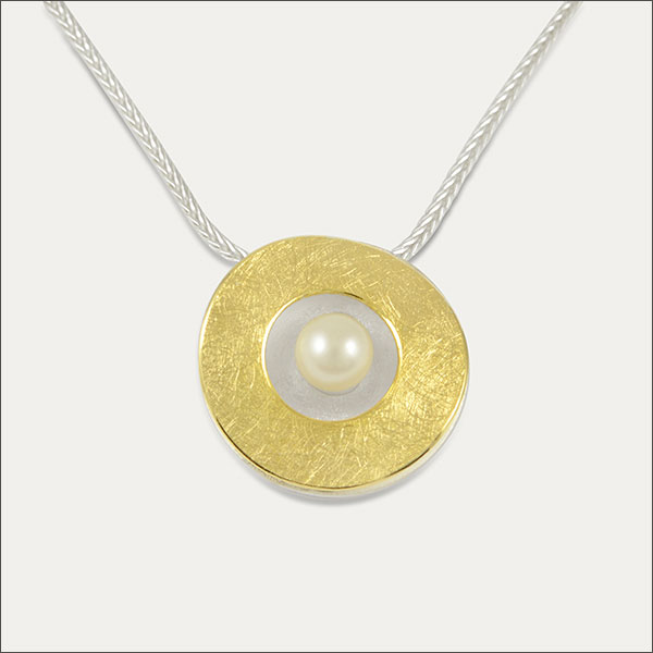 perlen pearls anhänger pendant gold silber silver schmuck handmade handarbeit goldschmied freiburg