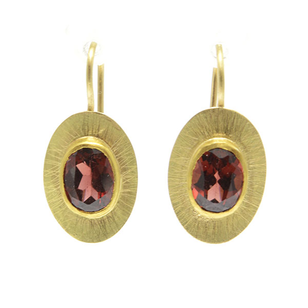 earring garnet gold handmade Ohrhänger Granat Handarbeit